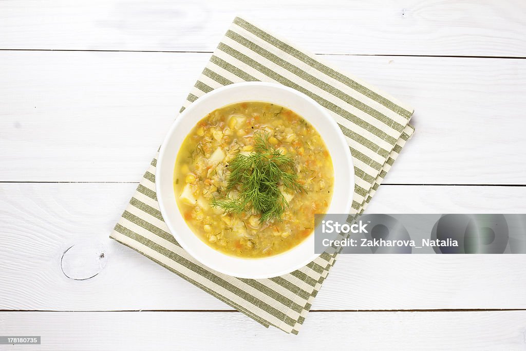 Zupa z zielonego groszku w żółty Miska na białym tle drewniane - Zbiór zdjęć royalty-free (Groch suszony)