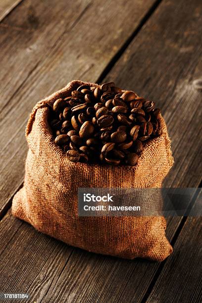 コーヒー豆バッグにテーブル - エスプレッソのストックフォトや画像を多数ご用意 - エスプレッソ, カフェイン, コーヒー栽培