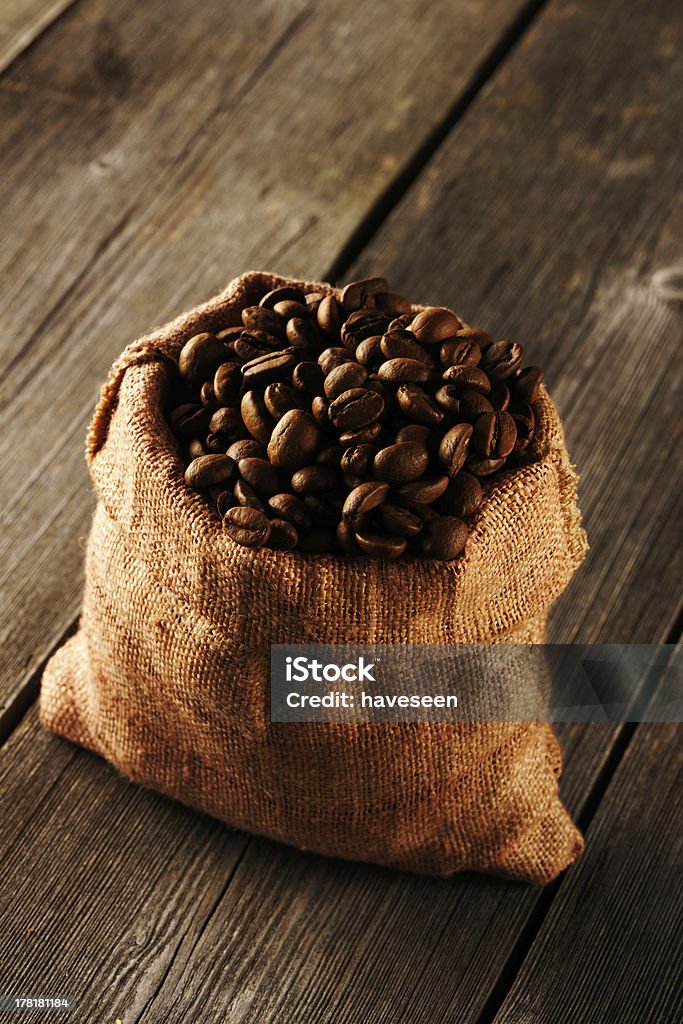 Saco de grãos de café na mesa - Foto de stock de Aniagem de Cânhamo royalty-free