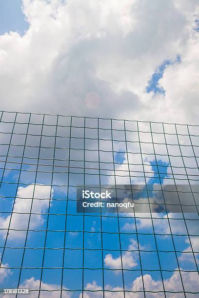 Parete In Blue Sky - Fotografie stock e altre immagini di Acciaio - Acciaio, Barriera, Bianco