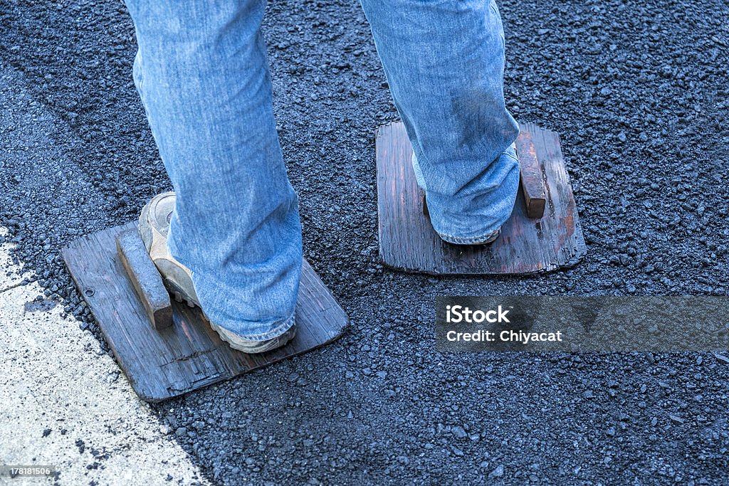 Homme debout sur des Asphalte - Photo de Bottes libre de droits