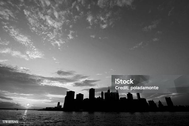 De Manhattan Nueva York Estados Unidos Foto de stock y más banco de imágenes de Aire libre - Aire libre, Bajo Manhattan - Manhattan, Blanco y negro