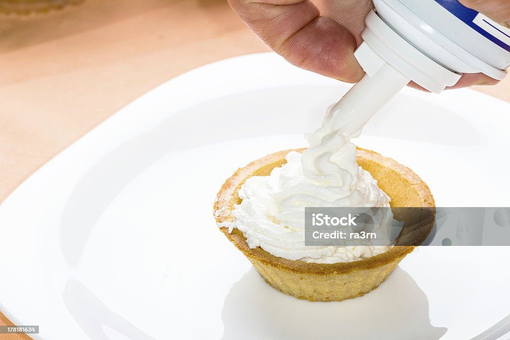 Tartlets con crema batida - Foto de stock de Al horno libre de derechos