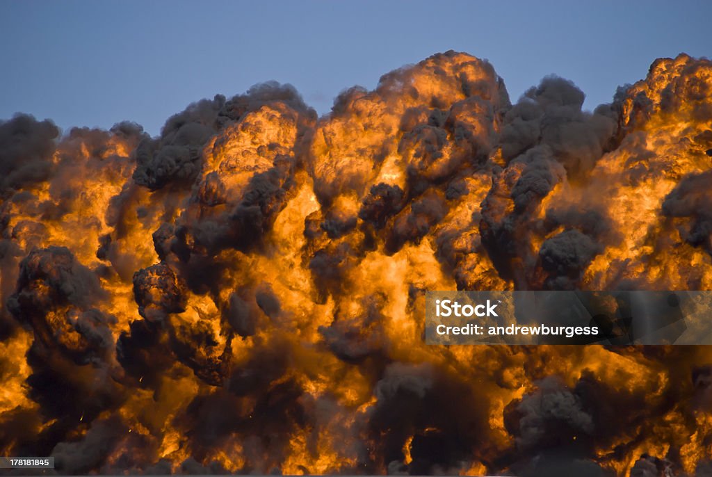 Fiery explosion avec une épaisse fumée noire sur une piste de l'aéroport. - Photo de Accident bénin libre de droits