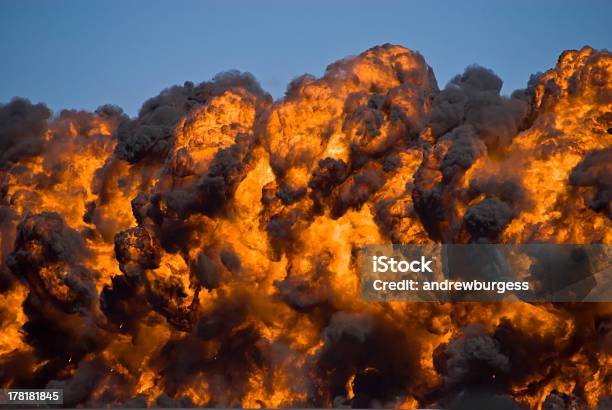 Fiery Esplosione Con Un Fumo Nero Su Una Pista Di Atterraggio - Fotografie stock e altre immagini di Bomba