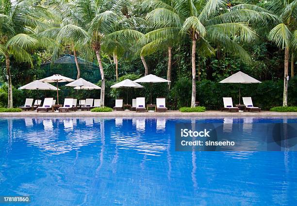 Piscina Con Palme Da Cocco E Lettini - Fotografie stock e altre immagini di Albergo - Albergo, Clima tropicale, Acqua