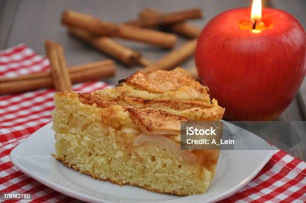 Tarte De Maçã - Fotografias de stock e mais imagens de Batido - Modo de Preparação de Comida - Batido - Modo de Preparação de Comida, Bolo - Sobremesa, Chá da Tarde