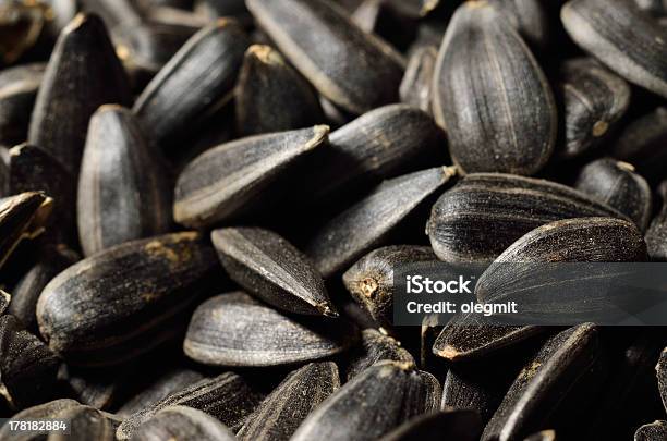 Closeup Di Olio Di Semi Di Girasole Nero - Fotografie stock e altre immagini di Agricoltura - Agricoltura, Cibo, Close-up