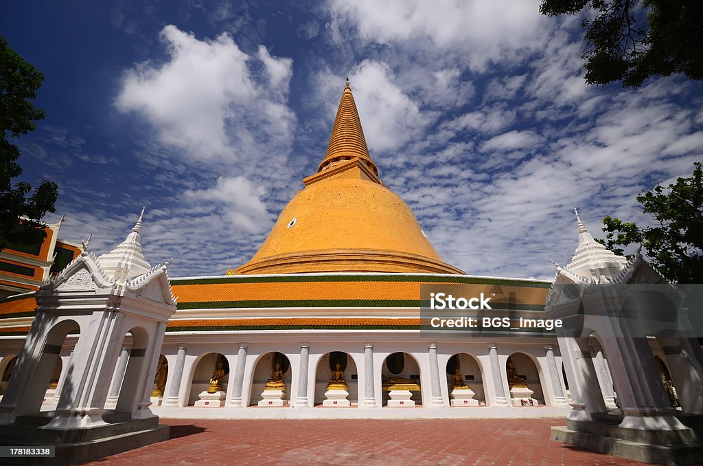 Phra Pathom Chedi durante o dia - Foto de stock de Adulação royalty-free