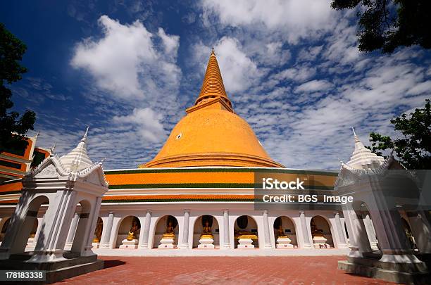 Foto de Phra Pathom Chedi Durante O Dia e mais fotos de stock de Adulação - Adulação, Amarelo, Arquitetura