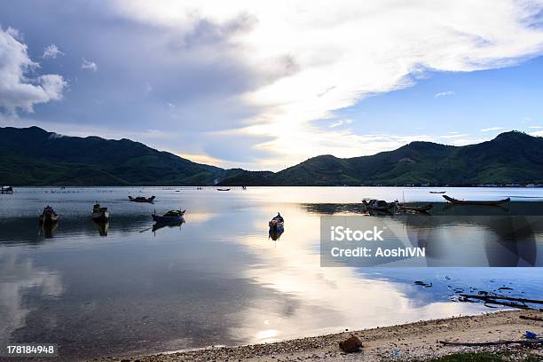 Barco No Lago - Fotografias de stock e mais imagens de Anoitecer - Anoitecer, Ao Ar Livre, Azul