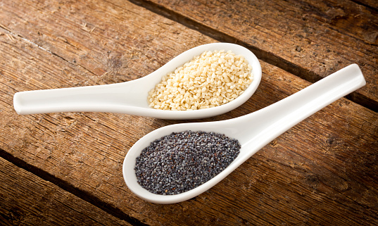 Sesame seeds and poppy seeds in the spoon