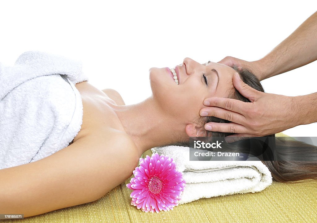 Bonita caucasiana mulher deitada na Mesa de Massagem para Massagem na Cabeça - Royalty-free 25-29 Anos Foto de stock