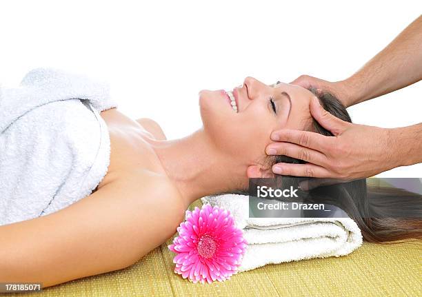 Bonita Caucasiana Mulher Deitada Na Mesa De Massagem Para Massagem Na Cabeça - Fotografias de stock e mais imagens de 25-29 Anos