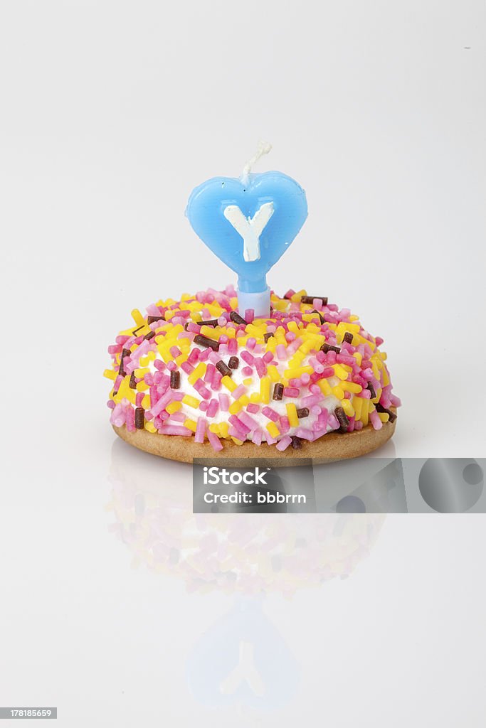 Gâteau d'anniversaire avec bougies - Photo de Aliment libre de droits