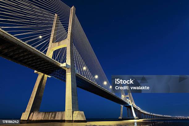 Puente De Vasco De Gama En Lisboa Por La Noche Foto de stock y más banco de imágenes de Aire libre - Aire libre, Arquitectura, Ciudades capitales