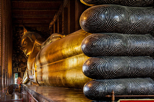 buda reclinado temple (wat po), atracciones en bangkok tailandia. - reclining buddha fotografías e imágenes de stock