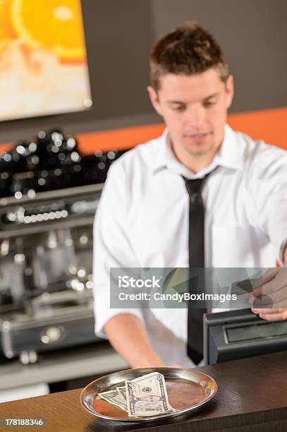 Barman Joven Tomando Efectivo Dólar En Uniforme Foto de stock y más banco de imágenes de Adulto - Adulto, Adulto joven, Agarrar