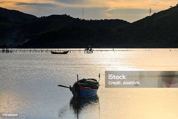 Paisaje Con Barco Foto de stock y más banco de imágenes de Agua - Agua, Agua potable, Aire libre