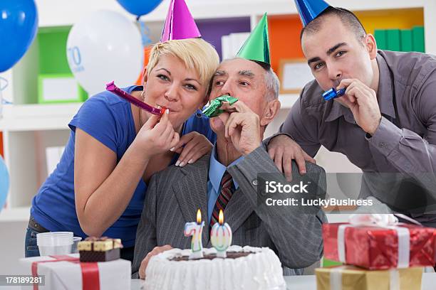 Familie Feiert 70 Geburtstag Stockfoto und mehr Bilder von 70-79 Jahre - 70-79 Jahre, Aktiver Senior, Alt