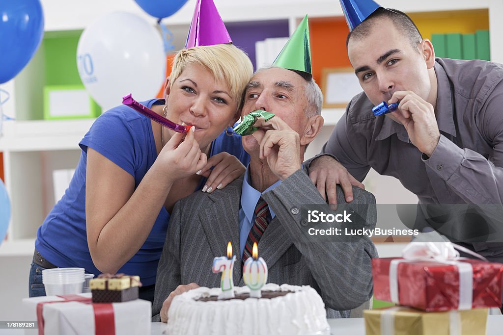 Famille célébrant 70ème anniversaire - Photo de Adulte libre de droits