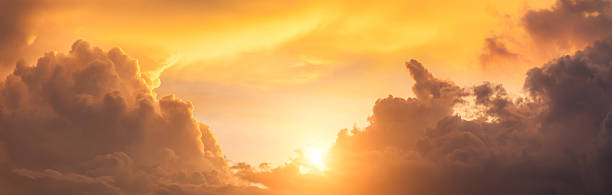 dramatique nuages dans le ciel du soir, vue panoramique - sunrise sun cloudscape cloud photos et images de collection