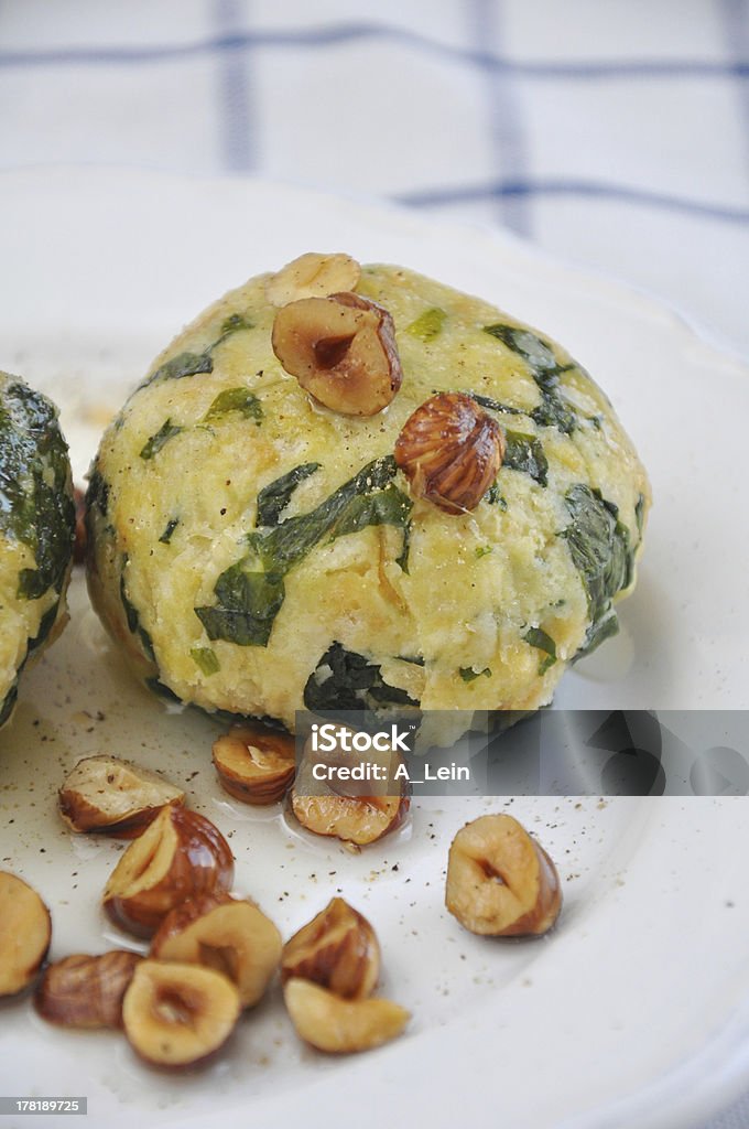 Alemán hervido raviolis de pan con espinacas y mantequilla avellana - Foto de stock de Ajo de oso libre de derechos