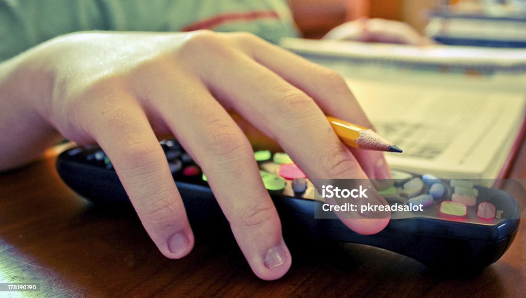 Bei den Hausaufgaben und Fernsehen - Lizenzfrei Fernsehen Stock-Foto