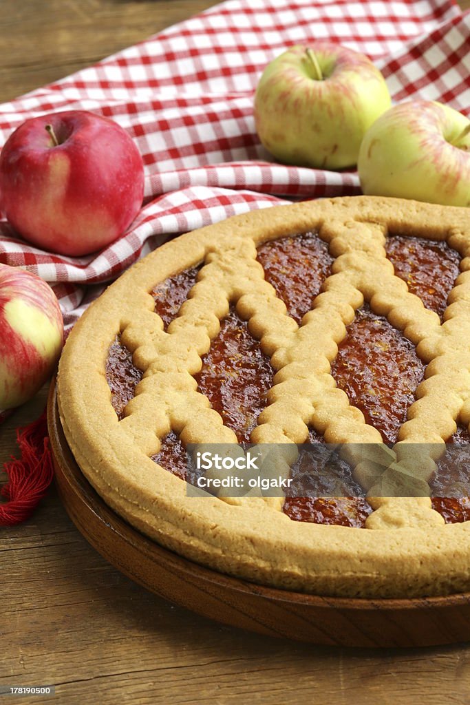 Tarta de manzana casera en una mesa de madera - Foto de stock de Al horno libre de derechos