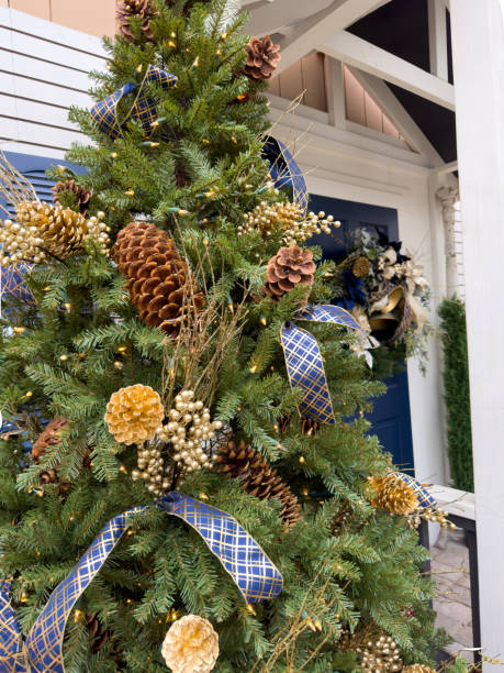 christmas front entrance - doormat door christmas holiday imagens e fotografias de stock