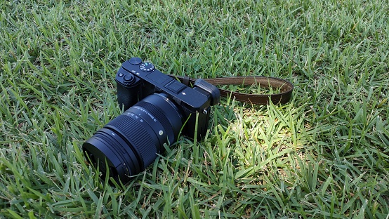 Single-lens camera placed on the lawn, image of outdoor photography.