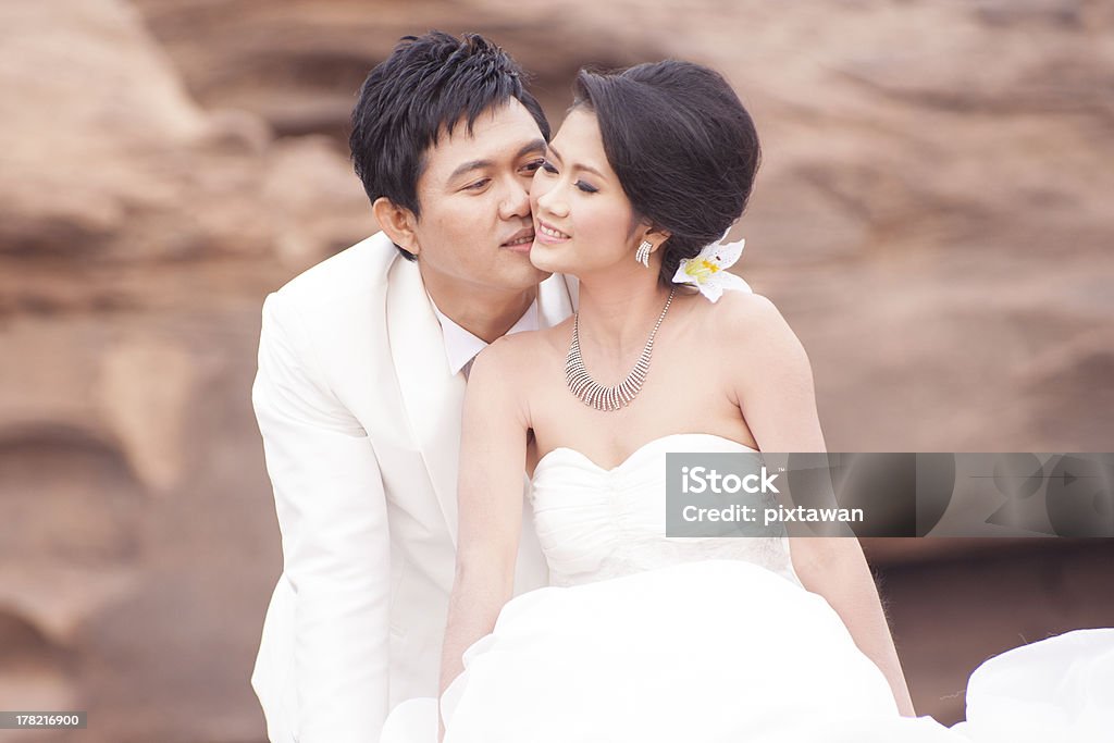Junges Paar in Hochzeit - Lizenzfrei Anziehen Stock-Foto
