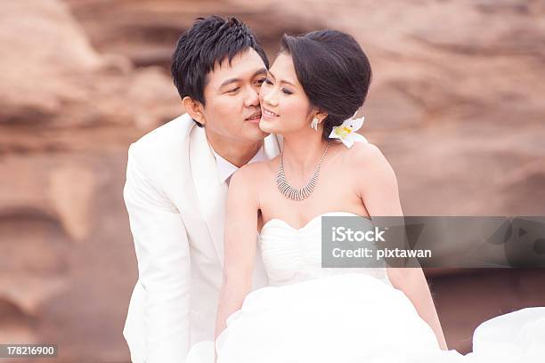 Junges Paar In Hochzeit Stockfoto und mehr Bilder von Anziehen - Anziehen, Anzug, Asiatische Kultur