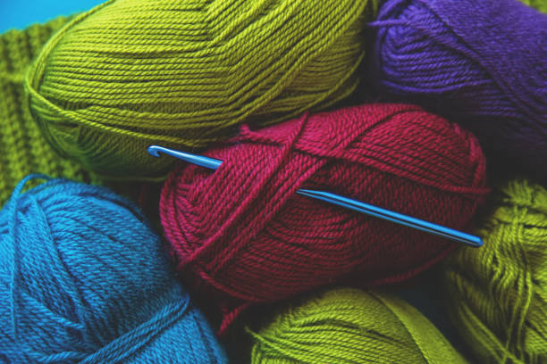 아크릴과 양모 타래, 배경, 질감, 크로 셰 뜨개질 개념 - crochet knitting hat wool 뉴스 사진 이미지