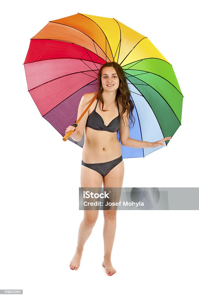 Jovem mulher em pé de biquíni sob Guarda-chuva - Royalty-free 16-17 Anos Foto de stock