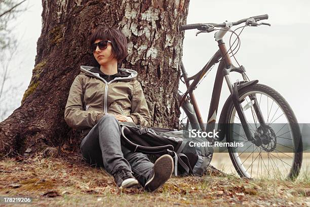 Foto de Ciclista Desfruta Natureza e mais fotos de stock de Adulto - Adulto, Aventura, Beleza