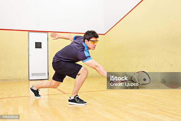 Jogador De Squash Batendo Uma Bola Em Campo - Fotografias de stock e mais imagens de Homens - Homens, Adulto, Atirar à Baliza