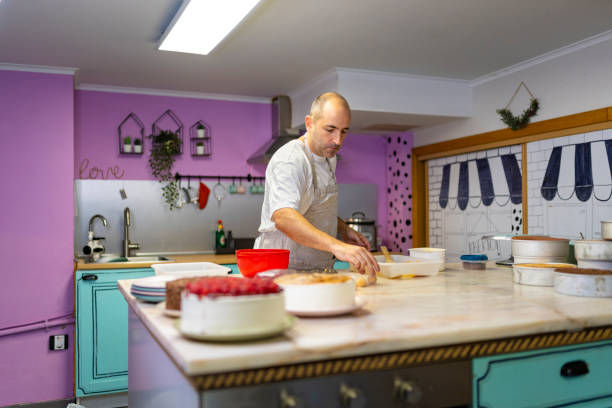 cukiernik pracujący w kuchni - cukiernia zdjęcia i obrazy z banku zdjęć