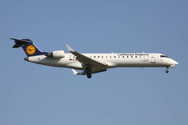 lufthansa regional bombardier crj700 - crj 700 stock-fotos und bilder