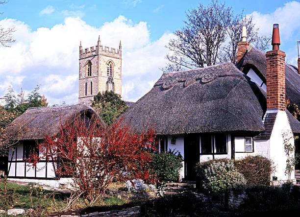 cottages et church, welford-on-avon, en angleterre. - welford on avon photos et images de collection