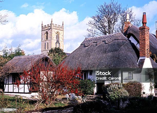 Cottage E Chiesa Welfordonavonmidlands Inghilterra - Fotografie stock e altre immagini di Ambientazione esterna