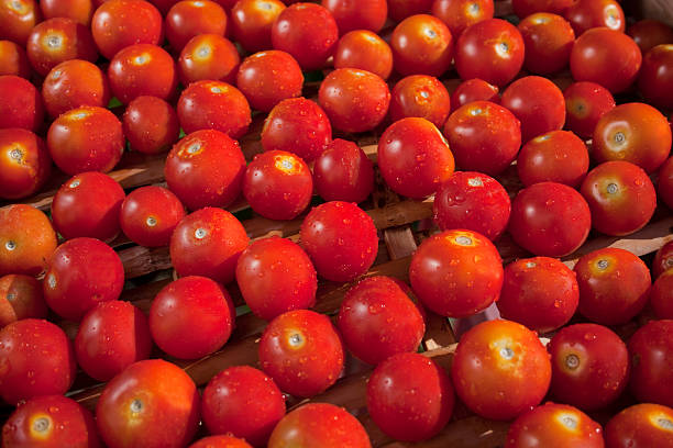 kirschtomaten - vibrant color tomato vegetable pasta stock-fotos und bilder