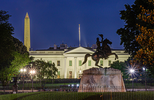 Blick vom Lafayette Square auf das Weiße Haus und das Washington Monument zur Blauen Stunde am Abend