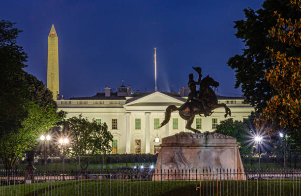 biały dom w waszyngtonie o niebieskiej godzinie - washington dc monument sky famous place zdjęcia i obrazy z banku zdjęć