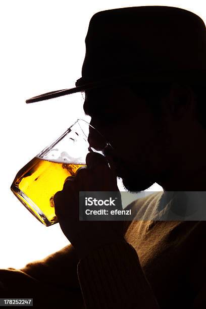 Homem De Chapéu Com Cerveja - Fotografias de stock e mais imagens de Abuso de Álcool - Abuso de Álcool, Adulto, Adulto maduro