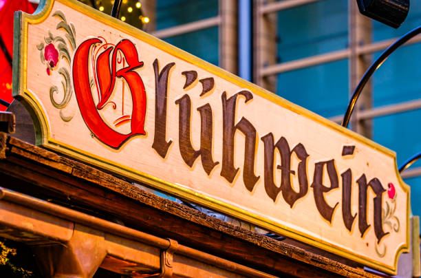 Típico letrero alemán para el vino caliente con especias - foto de stock