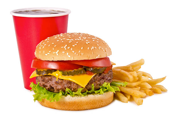 hambúrguer, batata frita e refrigerante - burger french fries cheeseburger hamburger - fotografias e filmes do acervo