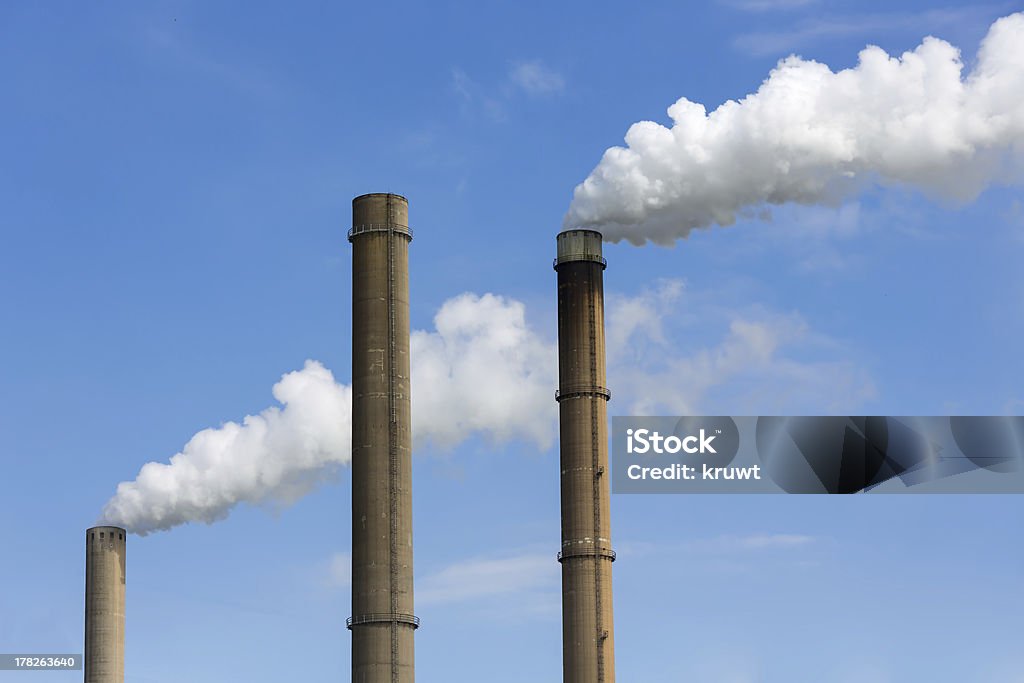 Industrial pilas de humo de la planta de energía. - Foto de stock de Alto - Descripción física libre de derechos