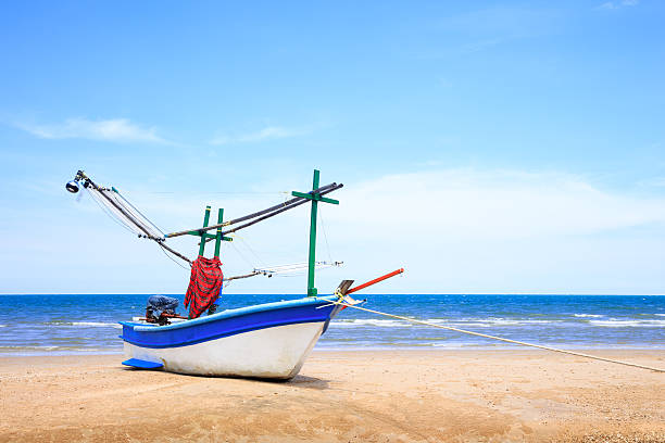 tradycyjne połów łódka na plaży - kutter zdjęcia i obrazy z banku zdjęć