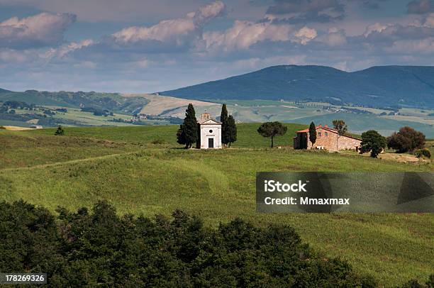 Piccola Cappella In Toscana - Fotografie stock e altre immagini di Ambientazione esterna - Ambientazione esterna, Architettura, Cappella